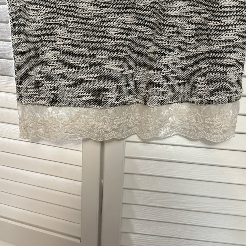 Loft grey and white size small women’s sweater - Picture 4 of 4